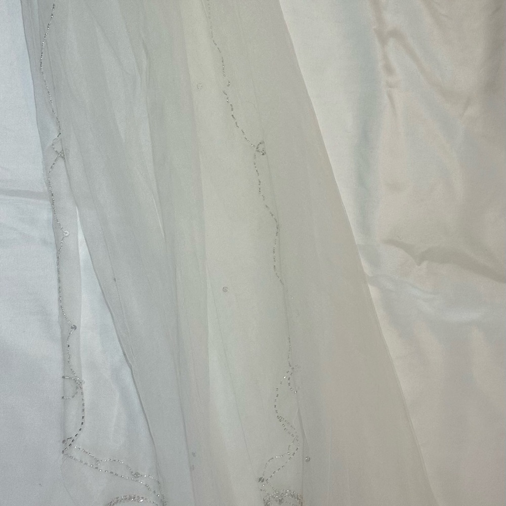 Elegant White Bridal Veil - Picture 6 of 7